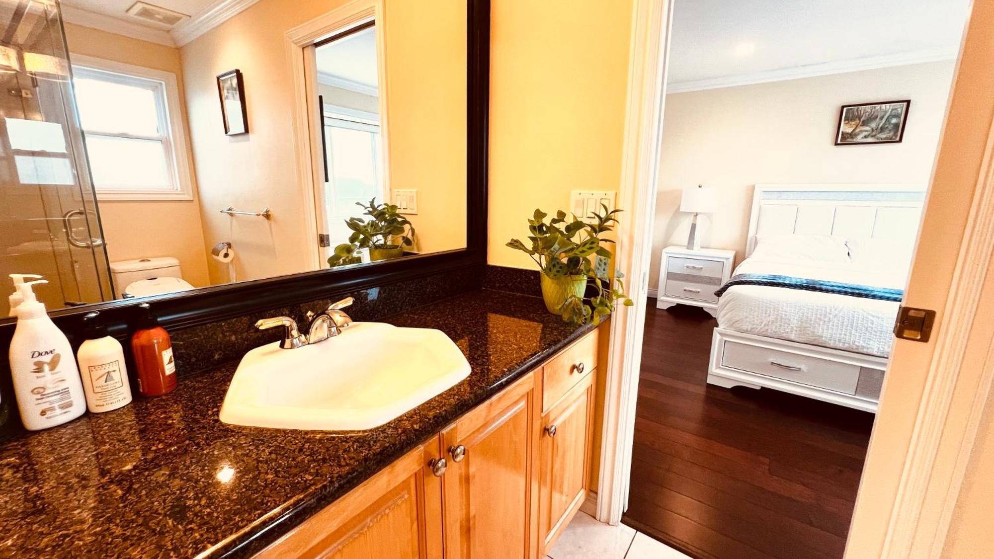 Coze Home In Vancouver Near Yvr ภายนอก รูปภาพ